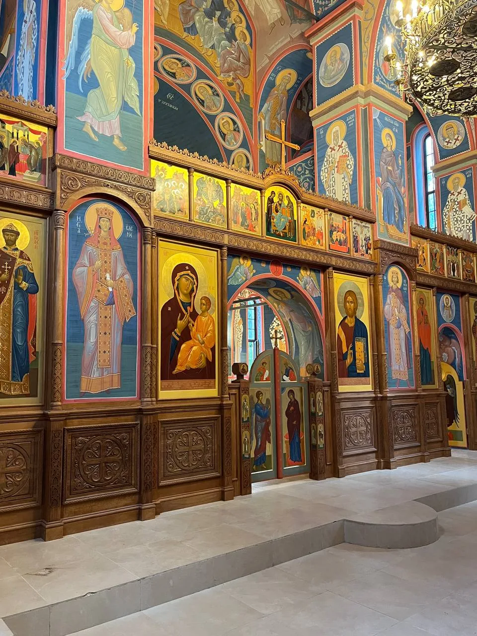 Иконостас в храмовом интерьере